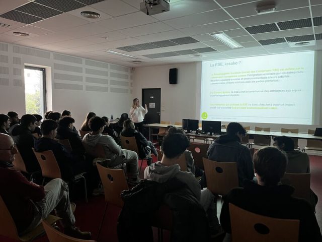 Aujourd’hui, Florence CHAUMERON forme nos élèves de première STI2D sur le développement durable et l’efficacité énergétique.